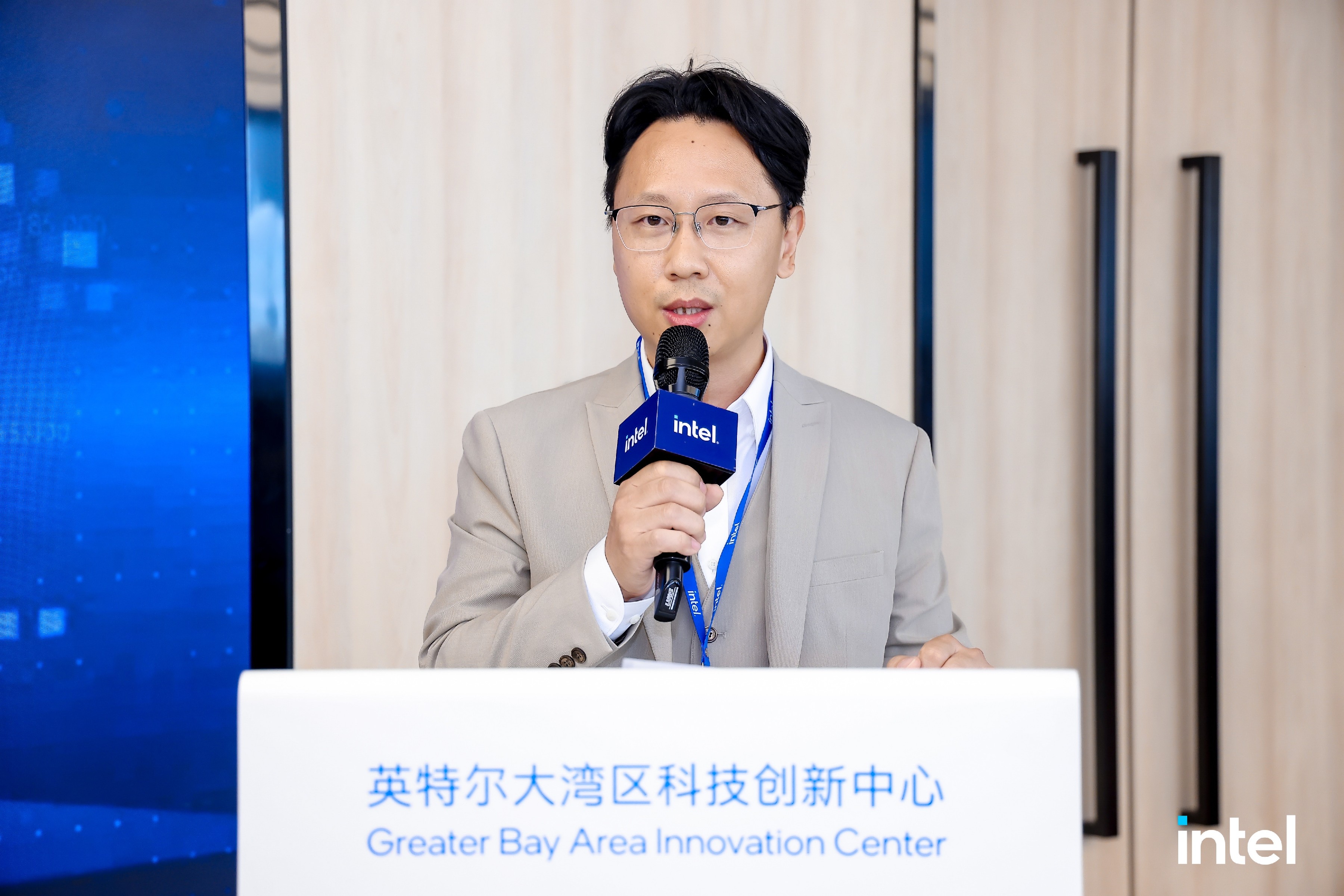 我司集团董事长发表演讲